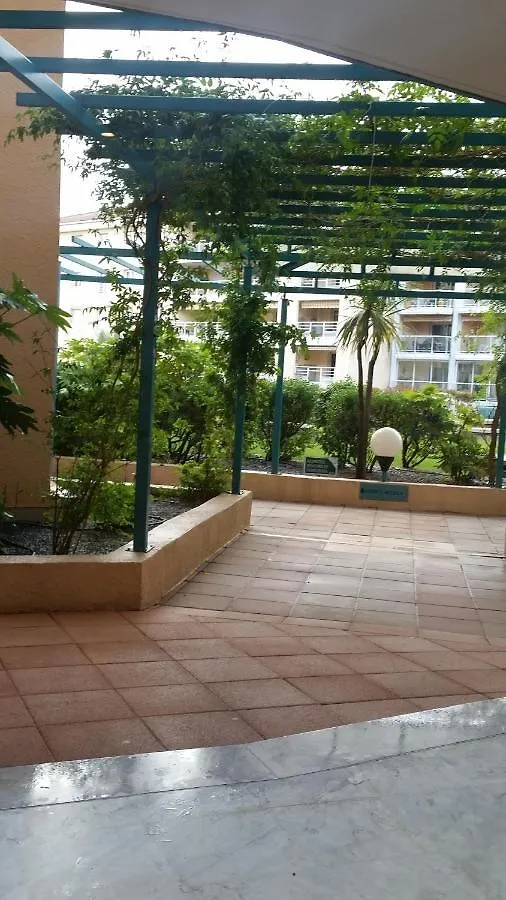 Plage et jardin en centre ville Saint-Raphaël France