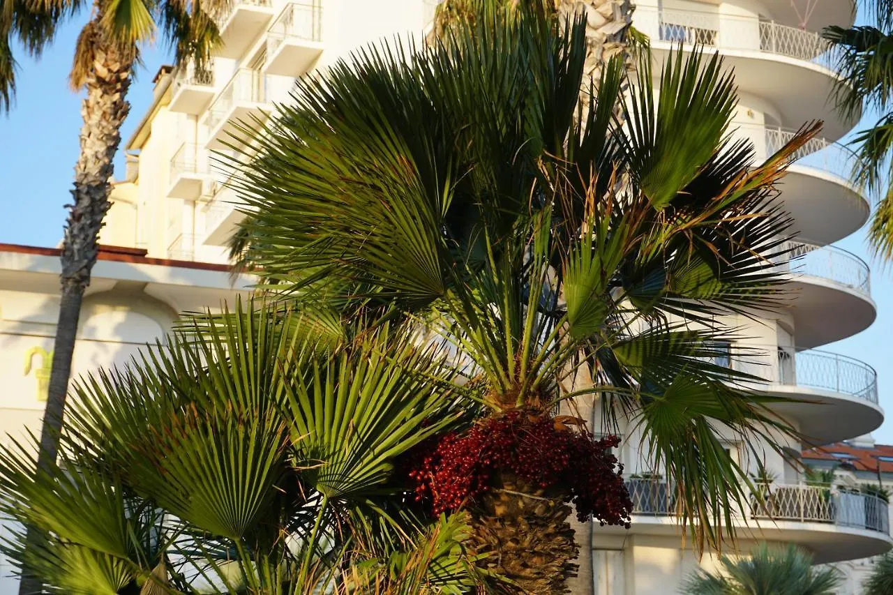 Plage et jardin en centre ville Saint-Raphaël France